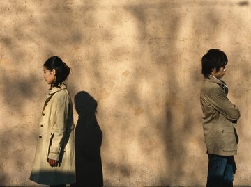 Paar hatte Streit und steht jetzt mit dem Rücken zueinander | © Getty Images/Hitoshi Nishimura