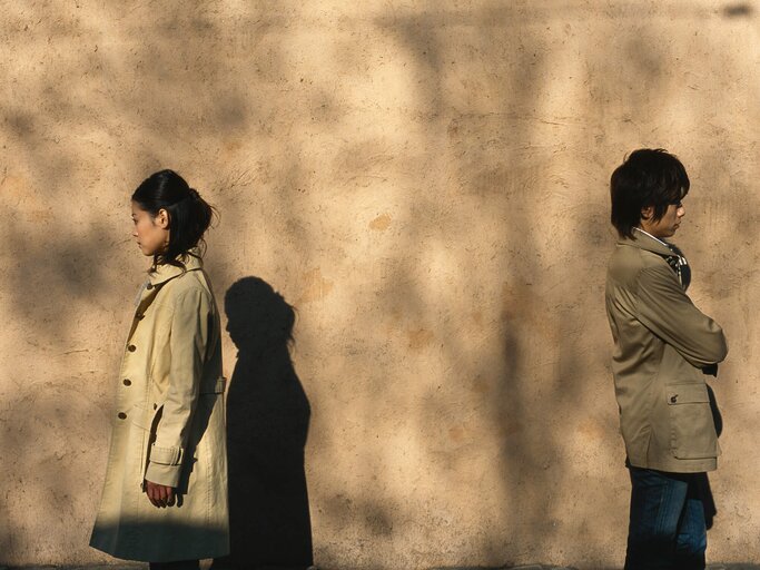 Paar hatte Streit und steht jetzt mit dem Rücken zueinander | © Getty Images/Hitoshi Nishimura