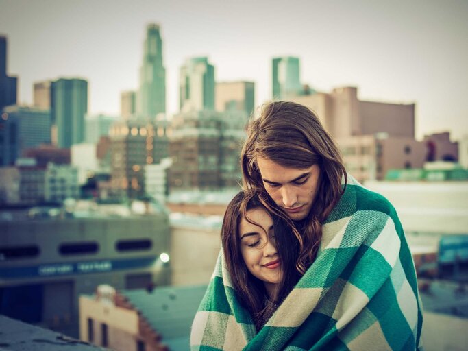 Junges Paar vor Panoramablick mit Decke | © Getty Images/Superb Images