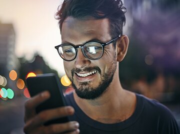 Mann guckt auf sein Handy | © Getty Images/Uwe Krejci