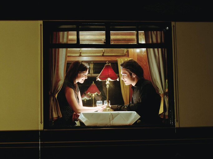 Frau und Mann in Restaurant bei Date | © Getty Images/Justin Pumfrey