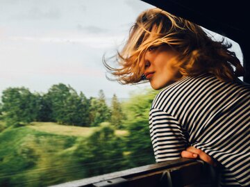 Frau schaut aus dem Fenster von Auto oder Zug | © Getty Images/	Oleh_Slobodeniuk
