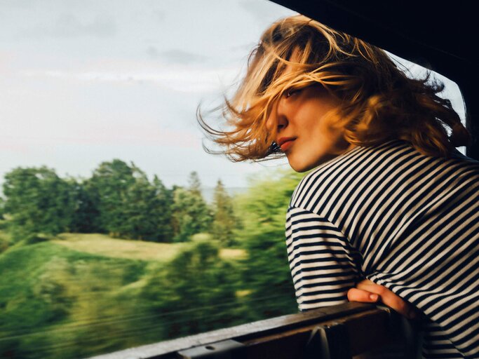 Frau schaut aus dem Fenster von Auto oder Zug | © Getty Images/	Oleh_Slobodeniuk