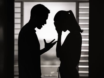 Frau und Mann streiten sich | © Getty Images/kieferpix