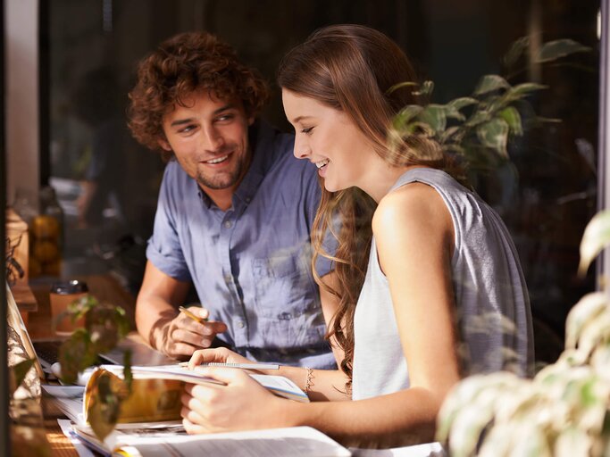 Frau und Mann beim Date im Café | © Getty Images/PeopleImages