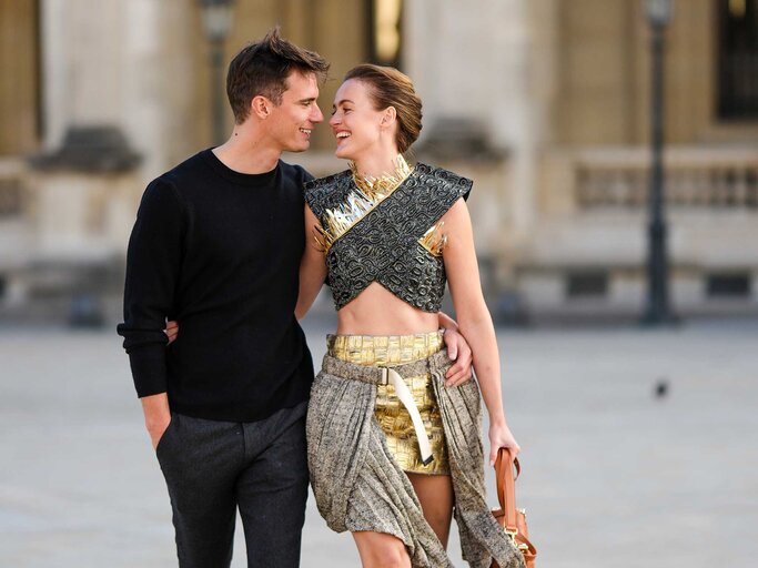 Jonathan Nielssen und Renate Reinsve laufen Arm in Arm verliebt über die Straße. | © Getty Images / Edward Berthelot