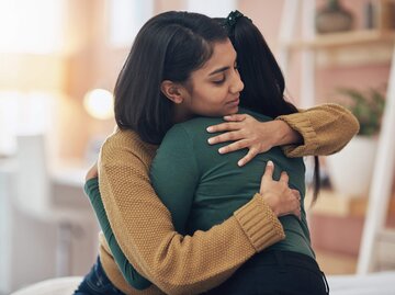 Frau umarmt eine andere Frau tröstend | © Getty Images/PeopleImages