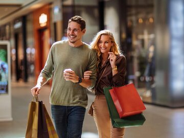 Junges Paar beim gemeinsamen Shopping | © Getty Images/mihailomilovanovic