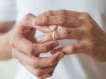 Mann zieht Ehering von Finger | © Getty Images/Karl Tapales