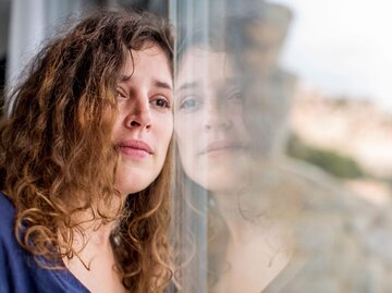 Weinende Frau sieht aus dem Fenster | © Getty Images/EMS-FORSTER-PRODUCTIONS