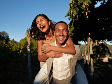 Frisch verheiratetes Paar sieht glücklich aus | © Getty Images/Klaus Vedfelt