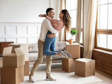 Frau und Mann ziehen in gemeinsame Wohnung | © Getty Images/fizkes