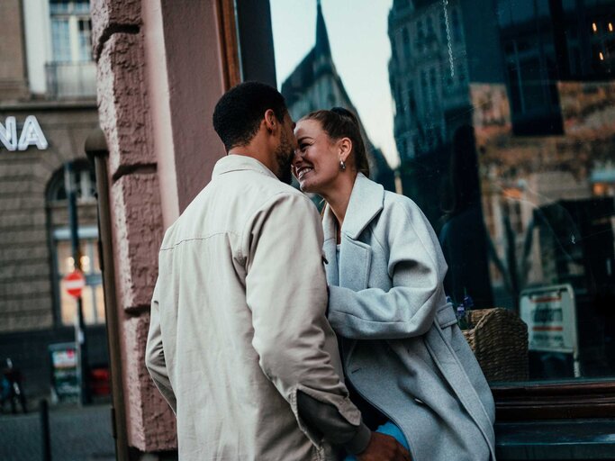 Glückliches Paar in einer Stadt | © Getty Images/Alina Rudya/Bell Collective
