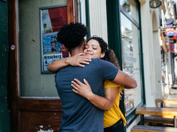 Paar umarmt sich vor Tür | © Getty Images/Hinterhaus Productions
