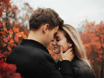 Junges Paar ist verliebt inmitten von Herbstlaub | © Adobe Stock/eduard