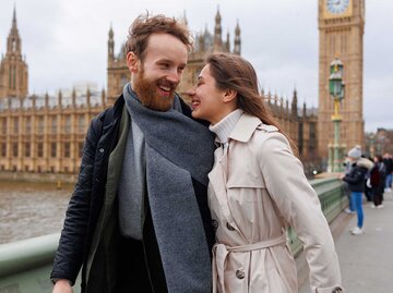 Junges Paar läuft Arm in Arm durch London, im Hintergrund ist der Big Ben zu sehen. | © Adobe Stock/Andrii