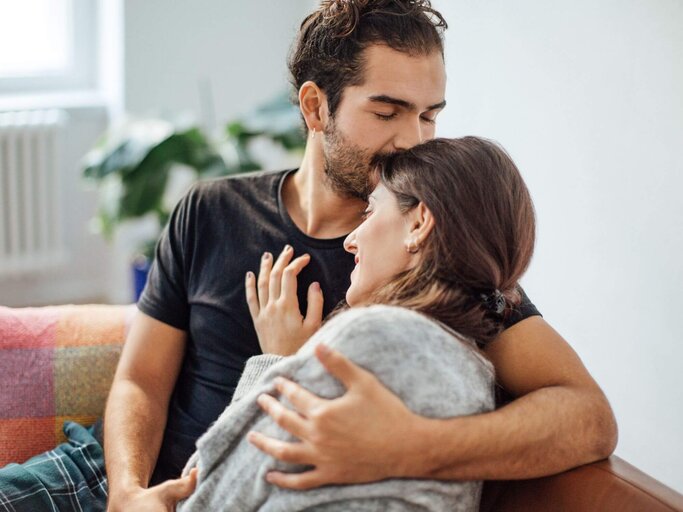 Mann küsst Frau auf Stirn | © Getty Images/Luis Alvarez