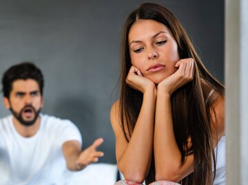 Frau und Mann streiten in Bett | © Getty Images/nd3000