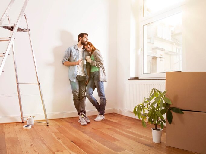 Frau und Mann beim Umzug in leerer Wohnung | © Getty Images/Westend61