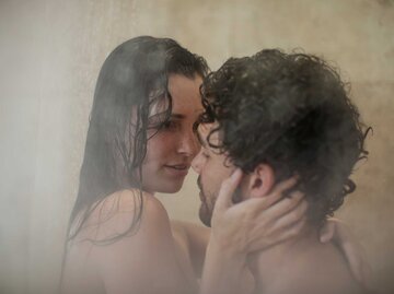 Junges Paar hat unter der Dusche Sex. | © Getty Images / Westend61