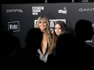 Heidi Klum und Tochter Leni auf der Milan Fashion Week | © GettyImages/Arnold Jerocki / Kontributor