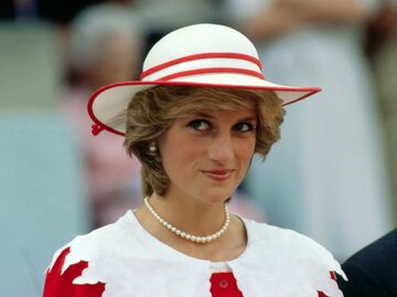 Prinzessin Diana trägt ein Kostüm mit Hut | © GettyImages/Bettmann / Kontributor