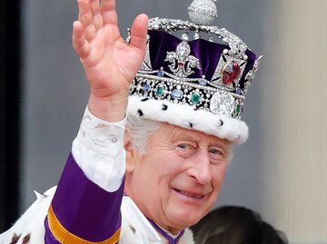 König Charles der Dritte winkt in königlichem Gewand | © GettyImages/Max Mumby/Indigo / Kontributor