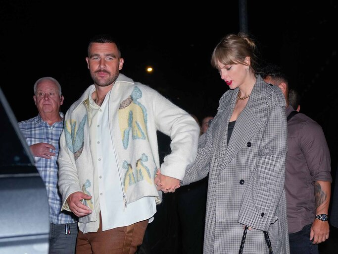 Taylor Swift und Travis Kelce händchenhaltend | © Getty Images/Gotham/Kontributor