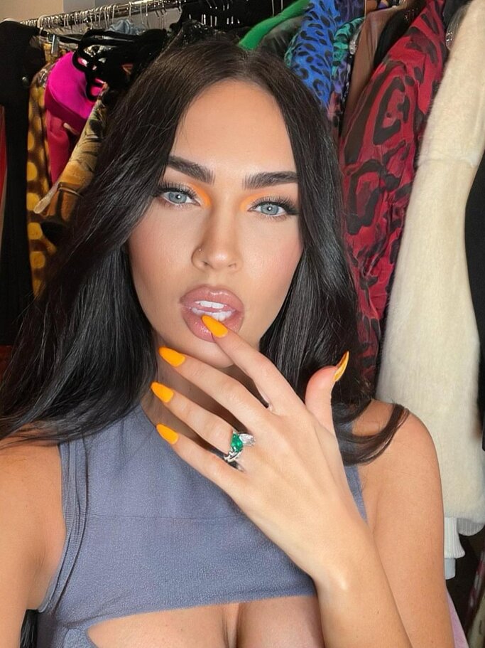 Megan Fox zeigt ihren Verlobungsring von Machine Gun Kelly | © Instagram @meganfox