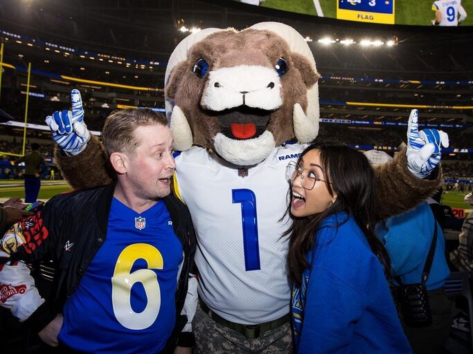 Macaulay Culkin mit seiner Verlobten Brenda Song auf einem Football-Spiel | © Instagram @brendasong
