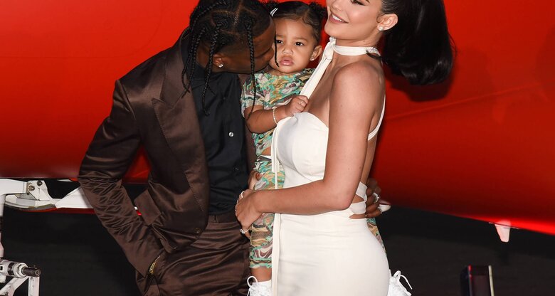 Kylie Jenner mit Tochter Stormi und ihrem Partner Travis Scott. | © imago images / ZUMA Wire