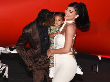 Kylie Jenner mit Tochter Stormi und ihrem Partner Travis Scott. | © imago images / ZUMA Wire