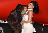 Kylie Jenner mit Tochter Stormi und ihrem Partner Travis Scott. | © imago images / ZUMA Wire