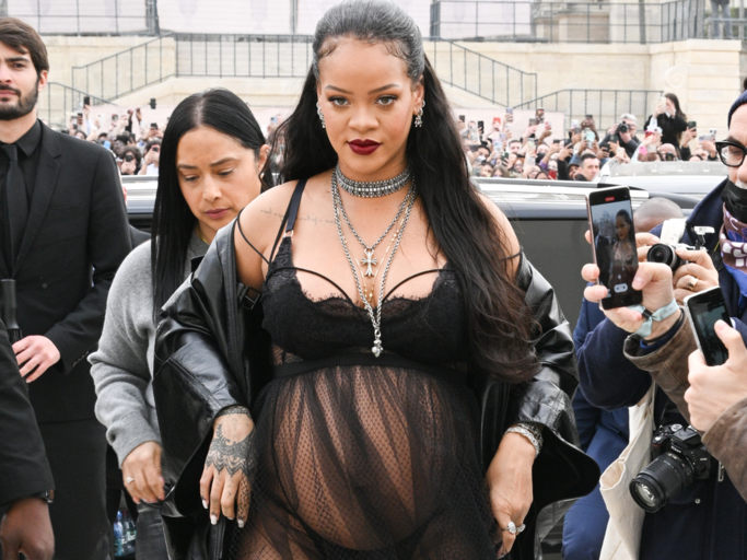 Rihanna schwanger auf der Fashion Week Paris | © Getty Images/Stephane Cardinale - Corbis