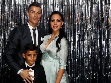Cristiano Ronaldo, seine Partnerin Georgina und Sohn Cristiano | © Getty Images/Alexander Hassenstein