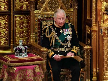 Prinz Charles neben Krone | © Getty Images/ALASTAIR GRANT