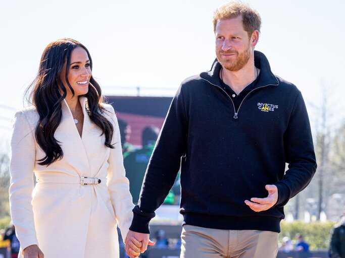 Harry und Meghan halten Händchen und lachen | © Getty Images/Patrick van Katwijk 