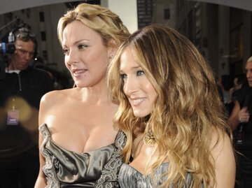 Sarah Jessica Parker und Kim Cattrall auf der Sex and the City Film-Premiere | © Getty Images/Kevin Mazur 