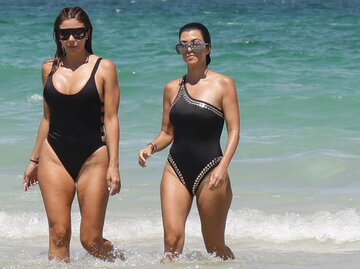 Larsa Pippen und Kourtney Kardashian am Strand | © Getty Images/John Parra / Kontributor