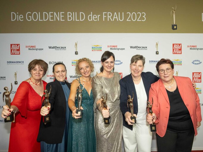 Die Preisträgerinnern der GOLDENEN BILD der FRAU 2023 (v.l.n.r.) Andrea Krull, Philippa Mund, Karin Lange, NIna Fuchs, Anja van Eijsden, Cordula Radtke  | © BILD der FRAU / Henning Scheffen