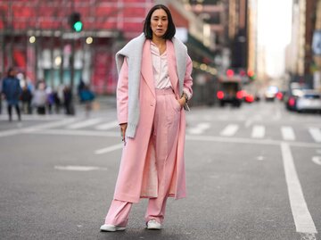 Eva Chen in einem Pastell-Look | © Getty Images/Edward Berthelot