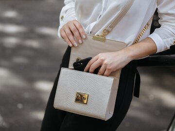 Aufnahme Handtasche einer Frau | © Getty Images/Daniel Viero / EyeEm