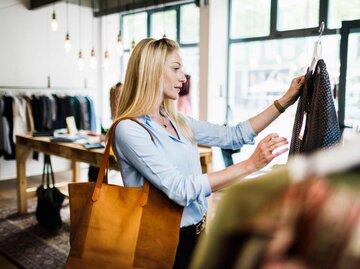 Frau beim Shoppen | © Getty Images/Tom Werner