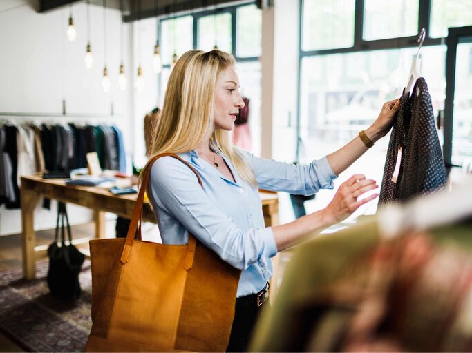 Frau beim Shoppen | © Getty Images/Tom Werner