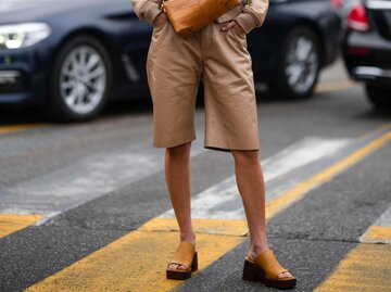 Eine stylische Frau mit Bermudashorts | © Getty Images/Edward Berthelot/Kontributor