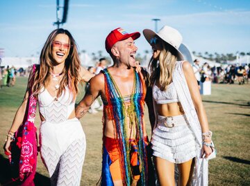 Freunde lachen zusammen auf dem Coachella Festival | © Getty Images/Matt Winkelmeyer / Staff