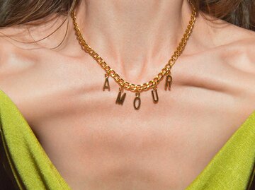 Dekolleté einer Frau mit Goldkette | © Getty Images/Jena Ardell