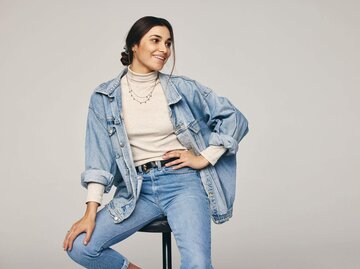 Frau mit Oversize-Jeansjacke | © Getty Images/jacoblund