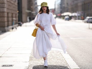 Lena Naumann trägt ein Maxikleid im Frühling | © GettyImages/Jeremy Moeller