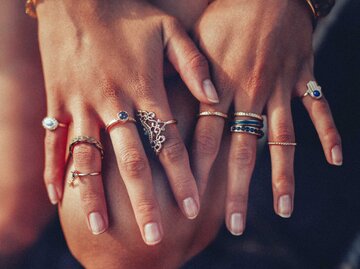Hände mit vielen Ringen an den Fingern | © Getty Images/wundervisuals